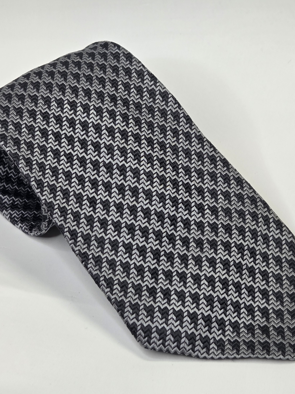 Armani Collezioni Mens Black & Silver 100% Silk Chevron Patterned Tie 3.85"x59"